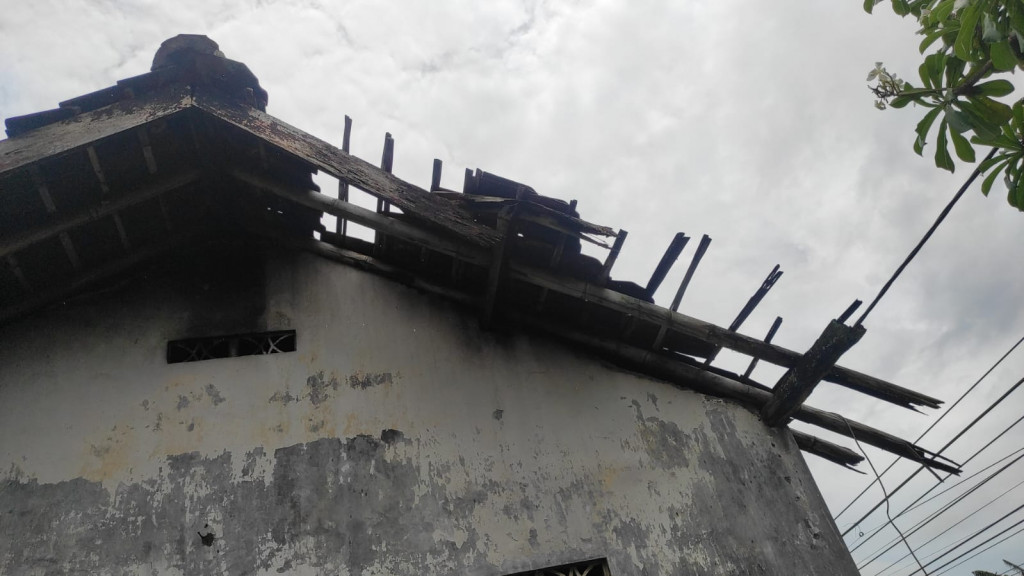 Tembok Penyengker dan Atap Dapur Roboh di Banjar Batu Lumbung, Desa Gulingan, Kecamatan Mengwi Tgl 31 Jan 2023